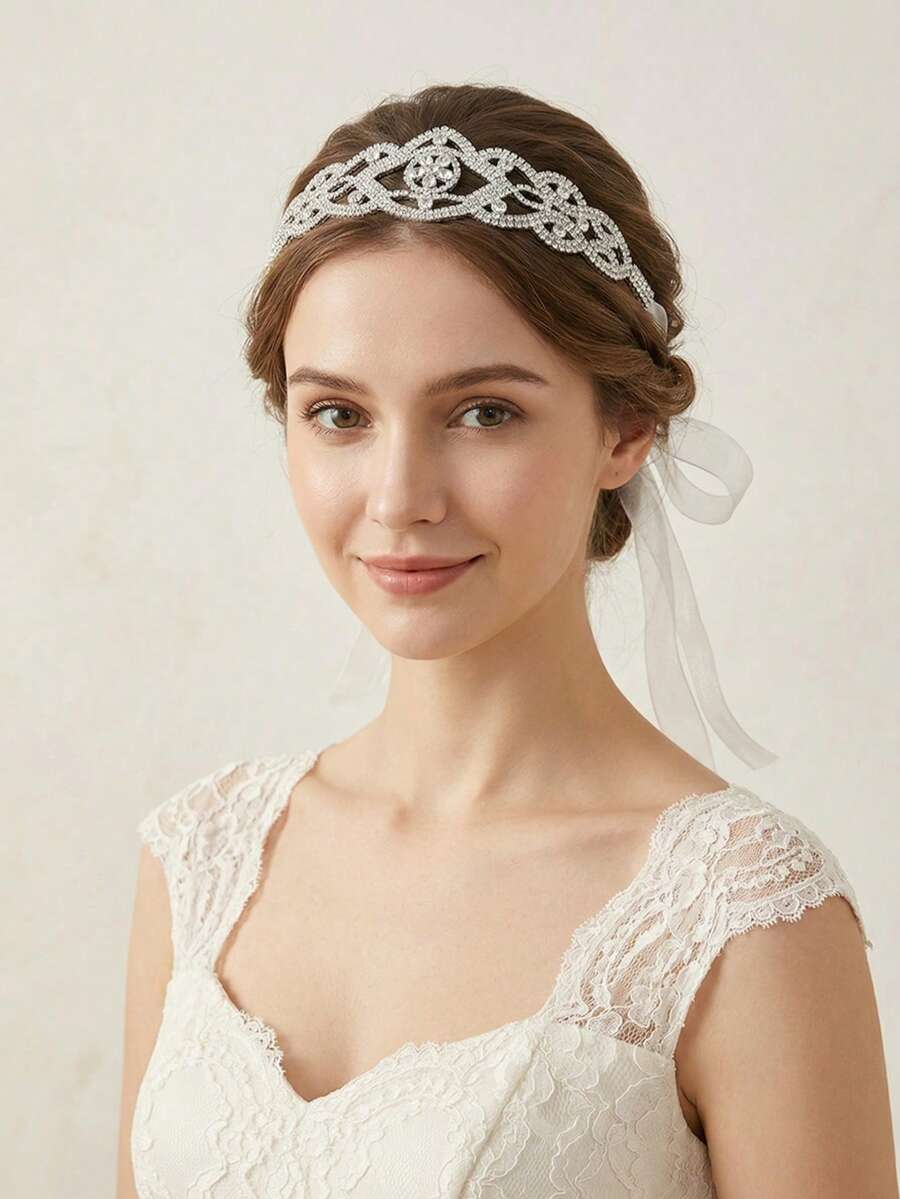 1 bộ băng đô và thắt lưng cưới đính đá lấp lánh, thiết kế khoét rỗng tinh tế với ruy băng organza.