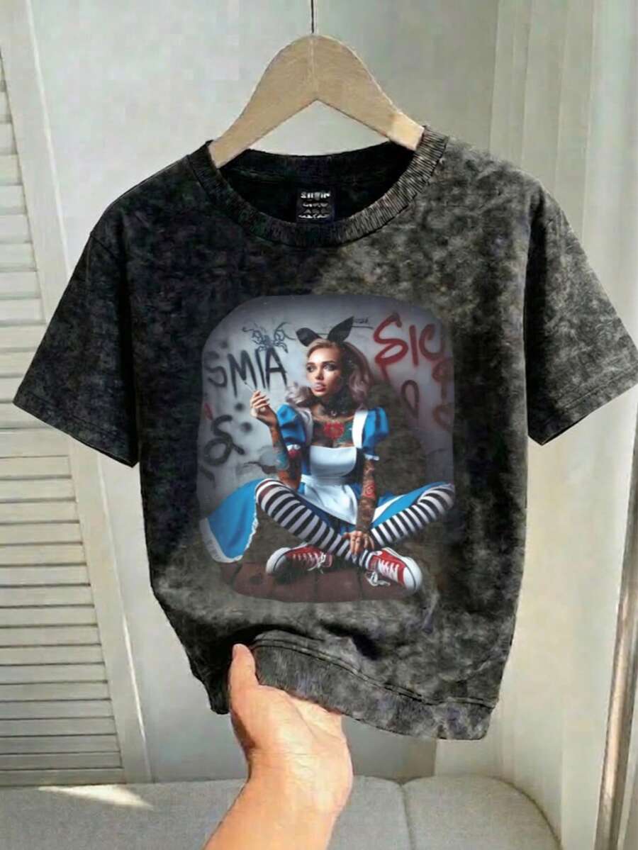 2026 “黑暗爱丽丝”仙境图案T恤，常规版型复古颓废风T恤，舒适酸洗短袖上衣，独特的哥特街头风，Pinterest 时尚休闲黑色夏季款 - 黑色 - 查看 1