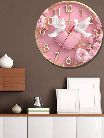 1 chiếc đồng hồ treo tường hình tròn màu hồng với số vàng, chim bồ câu trắng, hình trái tim và hoa hồng hồng, thích hợp để trang trí phòng khách, phòng ngủ, phòng ăn, văn phòng và khách sạn.
