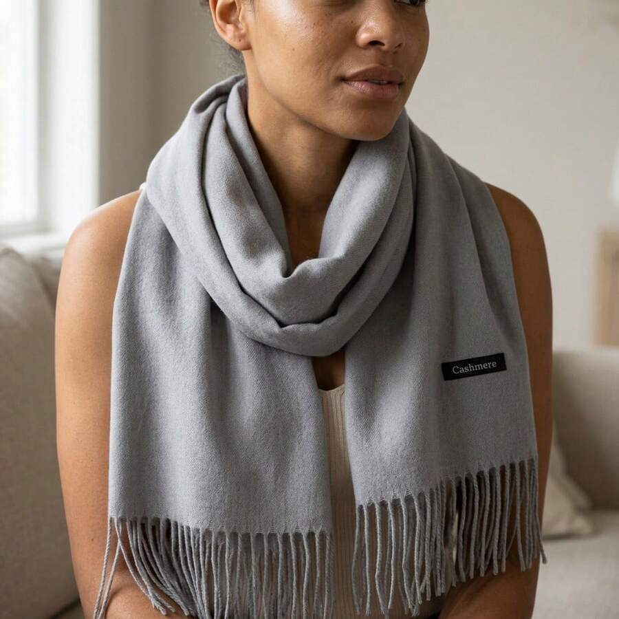Unisex Solid Color Winter Scarf With Fringe, Classic Style. Long And Thick Faux Cashmere Scarf For Women And Men. Warm And Soft Accessory Ideal For Cold Days. Wind Protection For Daily Use And Leisure. Versatile Piece That Matches Various Autumn And Winter Looks. Available In Several Colors To Complete Your Style With Elegance And Comfort. - 淺灰色 - 查看 1