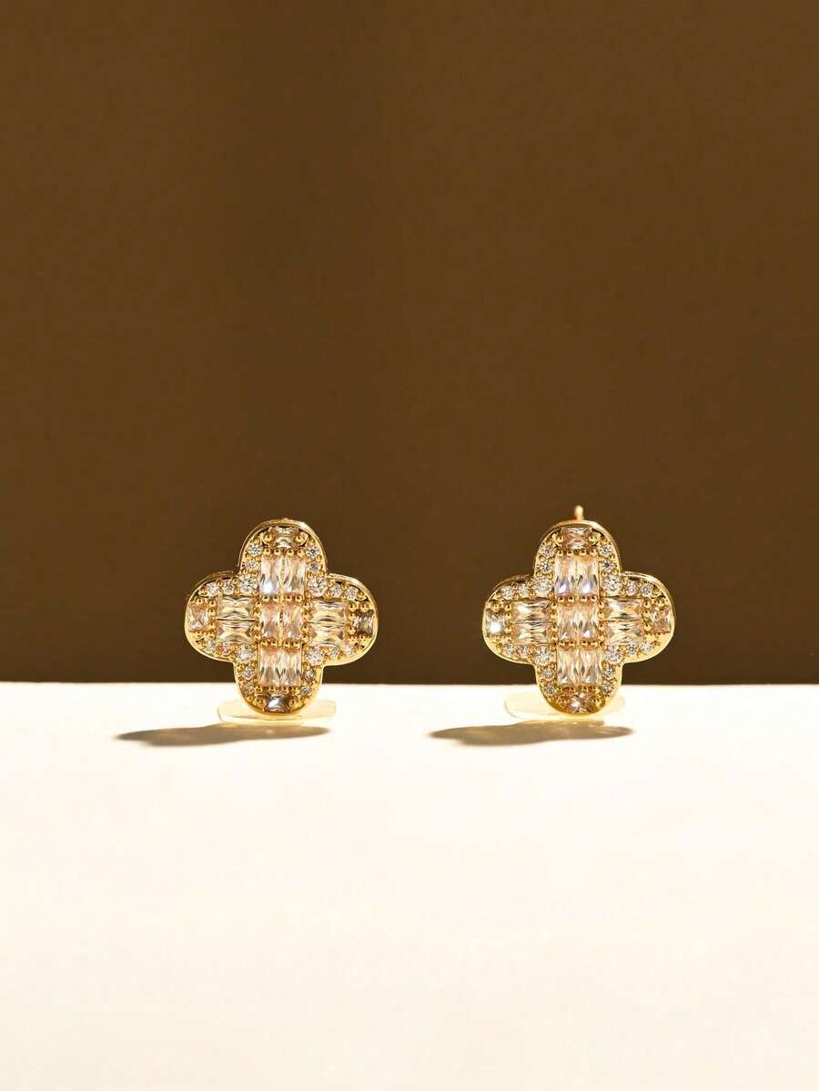 18K镀金四叶草耳环和四叶草项链。这套时尚、优雅、精美的铜质项链和耳环套装，适合日常佩戴和聚会场合。