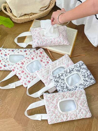 1个花卉图案绗缝便携式纸巾袋，带悬挂式纸巾和尿布湿巾分配器，适用于婴儿车，方便收纳整理纸巾。附赠湿巾补充装。多功能湿巾收纳袋。家居装饰礼品、妈妈礼物、情人节礼物、周年纪念礼物、乔迁礼物、家居装饰、房间装饰、浴室装饰、卧室装饰、客厅装饰、宿舍必备。
