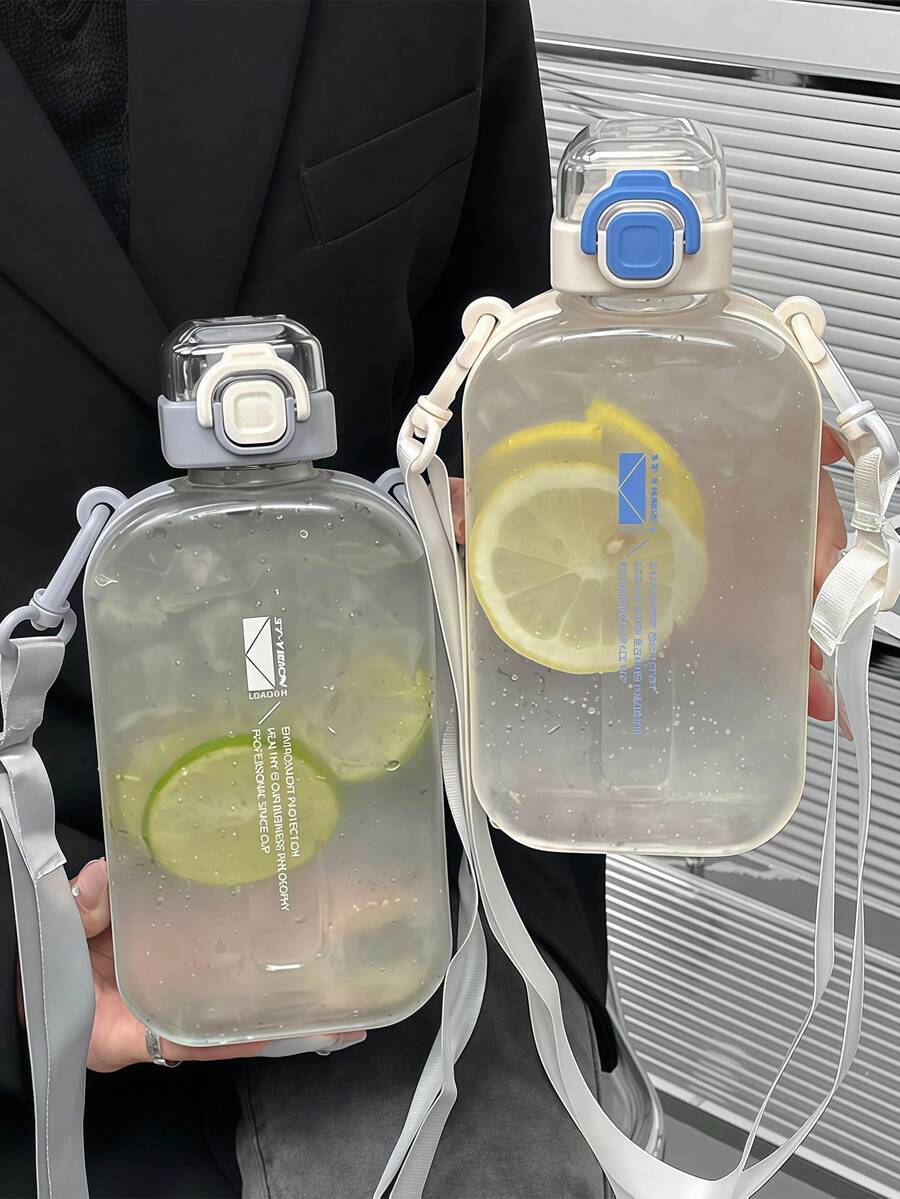 大容量透明水瓶，配有可调节肩带，防漏扁平方形水壶，适合男士、女士、学生、户外、徒步、健身、旅行、上学等场合，可盛装冷水、水果茶、果汁等，是运动装备的理想之选。