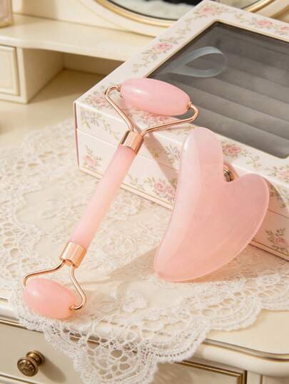 Bộ dụng cụ cạo và massage 2 món: 1 con lăn massage hai đầu, 1 dụng cụ cạo hình trái tim. Dụng cụ cạo và massage màu hồng dùng cho mặt giúp giảm sưng tấy, làm dịu và mềm da, mang lại làn da rạng rỡ. Thích hợp cho Ngày của Mẹ/Mùa tựu trường.