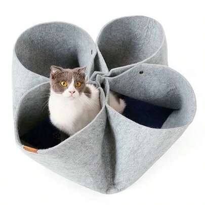 Giường ngủ cho mèo bằng nỉ hình cỏ bốn lá, thiết kế đường hầm nhiều kênh, chất liệu nỉ thoáng khí phù hợp mọi mùa, không gian chơi tương tác cho gia đình nuôi nhiều mèo, có thể tháo rời và dễ dàng vệ sinh, không gian bán kín, phù hợp cho mèo con và mèo trưởng thành, thích hợp cho mèo Ragdoll, mèo Anh lông ngắn và mèo Mỹ lông ngắn, vật dụng thiết yếu cho thú cưng có tính thẩm mỹ cao.