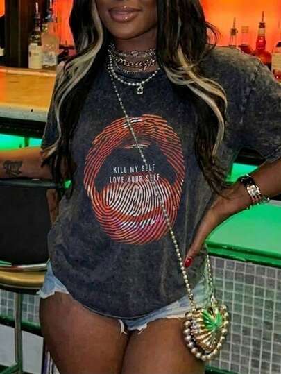 舒适耐穿的酸洗T恤，街头风常规版型，Pinterest风格前卫人体艺术十字印花，柔软水洗效果面料