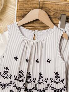 Ensemble sans manches à imprimé rayé rétro pour tout-petites filles. Présentant un motif rayé rétro et une bordure délicatement brodée, confortable et élégant, convient pour le port quotidien, les vacances, les voyages et les rassemblements familiaux, un excellent choix pour rehausser le charme élégant d'une petite fille. - Beige - Voir 3
