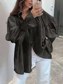 Blusa negra clásica para mujer, mangas de obispo elegantes, puños con volantes, diseño de cuello de camisa convencional, botones delanteros, blusa regular de poliéster. Blusa de poliéster con volantes delanteros y botones de unicolor, casual para primavera/verano - Negro - Ver 1