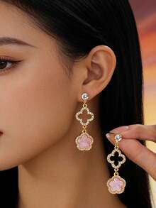 1 Đôi bông tai mặt dây chuyền hình cỏ bốn lá và cỏ năm lá rỗng, sang trọng, sáng bóng bằng đồng, thích hợp để đeo đi biển mùa hè. - Hồng - Xem 2