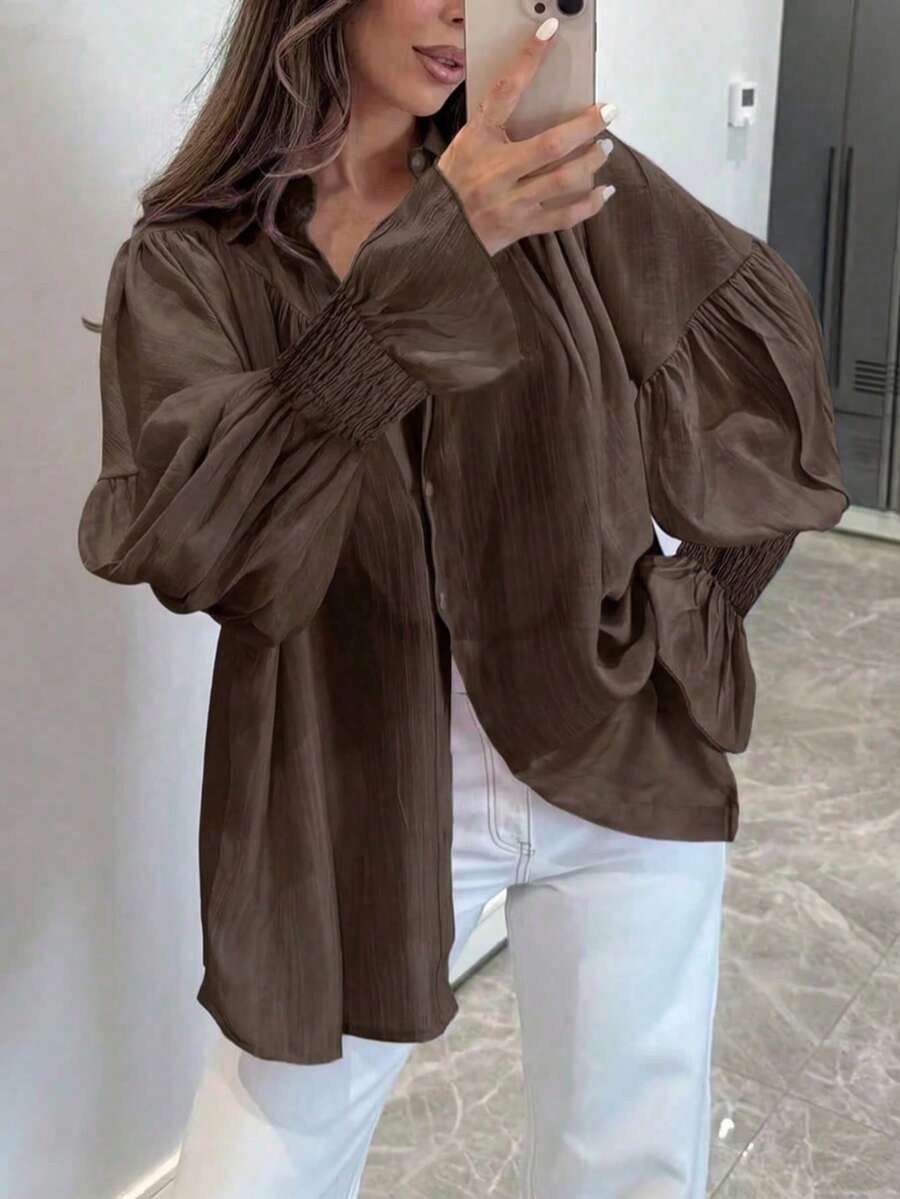 女士纯色修身衬衫,优雅主教袖,荷叶边袖口,经典衬衫领设计,纽扣前襟,涤纶修身衬衫。纯色涤纶(聚酯纤维)褶皱前襟纽扣衬衫,适合日常穿着,春夏皆宜。 - 咖啡棕 - 查看 1