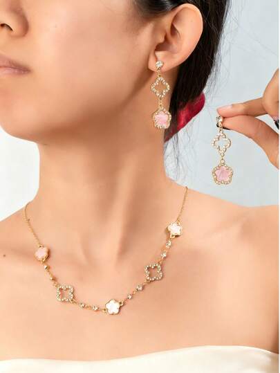 Bộ 3 món trang sức hình hoa 5 cánh màu hồng tinh tế và cỏ bốn lá rỗng, dây chuyền và bông tai dành cho nữ.