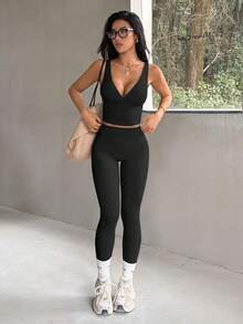 Bộ đồ thể thao nữ mùa hè màu trơn Aoqta gồm 2 món: Áo tank top không tay hở lưng có đệm mút gợi cảm cổ chữ V sâu và quần cạp cao ôm sát giúp thon gọn vóc dáng, kiểu dáng tối giản cơ bản phù hợp cho yoga, chạy bộ, tập luyện và mặc hàng ngày. - màu đen - Xem 9