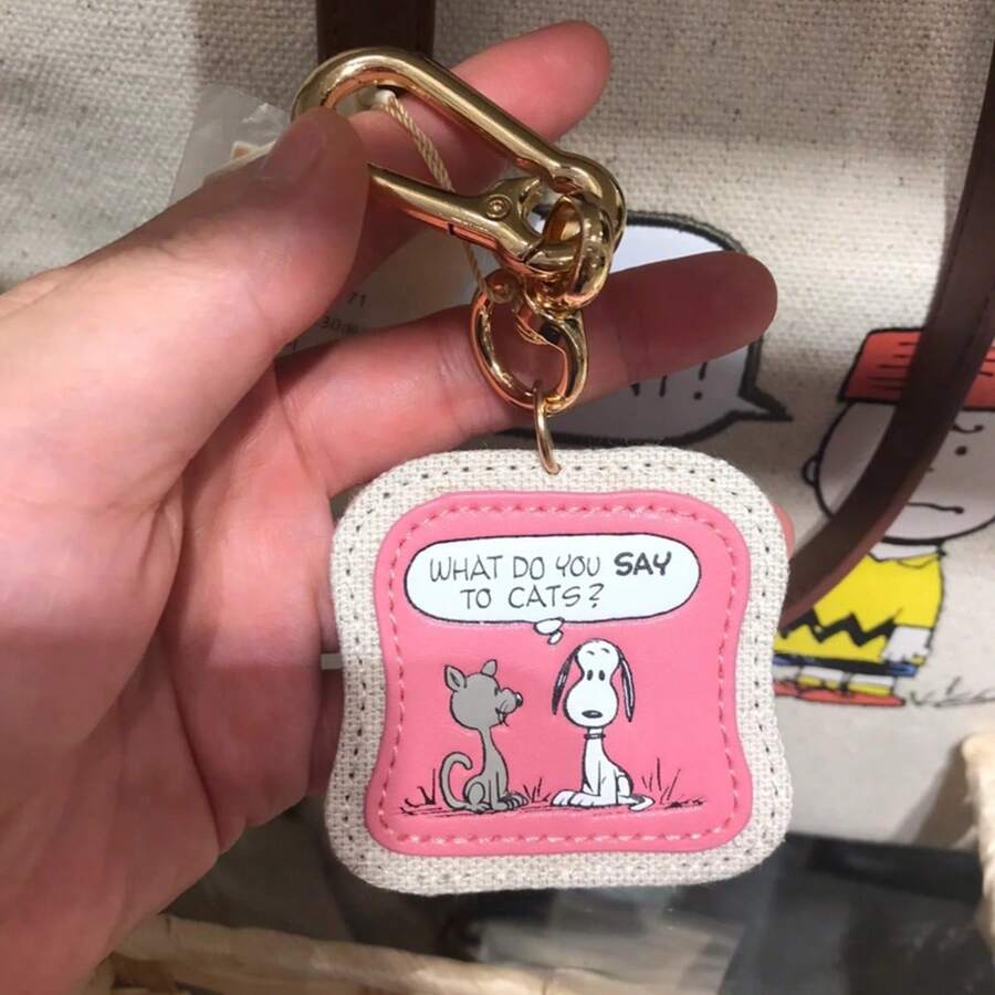 SNOOPY 2026年新款超火爆史努比包包挂件即将上市！经典漫画印花柔软可爱，治愈系，帆布拼接纹理饱满，闪亮金色搭扣精致耐用，挂包和挂钥匙超级吸睛！ - 彩色 - 查看 1