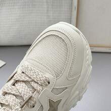 Tenis de mujer casuales y zapatillas blancas mujer tipo chunky sneakers con plataforma de suela gruesa zapatos para mujer de malla transpirable con diseño de estrellas y cordones calzado deportivo de moda cómodo ligero y antideslizante estilo urbano elegante para caminar diario tenis para mujeres modernos - Beis - Ver 5