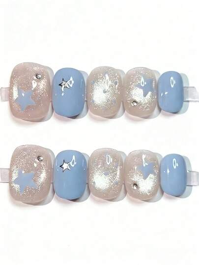 10 móng giả dán thủ công nguyên chất, móng ngắn hình oval, màu chủ đạo là xanh dương và bạc kiểu mắt mèo. Các ngôi sao và chấm bi được vẽ tay cùng tông màu tạo nên vẻ nhẹ nhàng và dễ thương. Ngoài ra còn có các ngôi sao bạc và những viên kim cương nhỏ được đính kèm, tạo điểm nhấn tinh tế nhưng không phô trương. Móng tay thanh lịch, dễ thương dành cho phái nữ và các cô gái, thích hợp cho các lễ hội, tiệc tùng và sử dụng hàng ngày vào mùa xuân, hè, thu, đông.