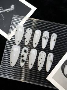 Bộ 10 miếng dán móng tay hình hạnh nhân dài, thiết kế tối giản đen trắng thủ công, đa năng, phù hợp cho Ngày Valentine, lễ hội âm nhạc, đi làm, tiệc theo chủ đề retro. Bao gồm 1 gel dán và 1 dũa móng tay. - trắng - Xem 1