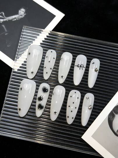 Bộ 10 miếng dán móng tay hình hạnh nhân dài, thiết kế tối giản đen trắng thủ công, đa năng, phù hợp cho Ngày Valentine, lễ hội âm nhạc, đi làm, tiệc theo chủ đề retro. Bao gồm 1 gel dán và 1 dũa móng tay.