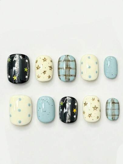 Bộ 10 móng tay mang tên Star Dot Plaid. Mẫu móng này có nền màu xanh sữa và xanh nhạt tông lạnh, kết hợp với họa tiết ngôi sao vàng, các chi tiết ngôi sao đen trắng và họa tiết kẻ caro. Lớp sơn bóng bắt sáng như những chấm sao rải rác trên bầu trời đêm kẻ ô, tạo nên vẻ tươi mới và vui tươi.