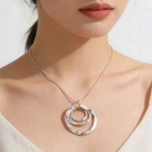 1pc Women's Minimalist Asymmetrical Triple-Ring Pendant Necklace, Textured Silver Tone Clavicle Chain, Minimalist Geometric Long Sweater Chain For Daily Wear - Silver - View 3