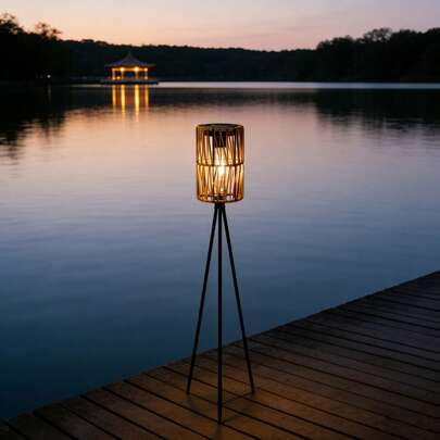 Đèn đường năng lượng mặt trời bằng mây đan thủ công 31,1 inch, chân đế ba chân bằng sắt chống gỉ, tự động bật/tắt, thích hợp cho sân vườn, bãi cỏ, lối đi, chiếu sáng cảnh quan trang trí phong cách Boho, phát ra ánh sáng ấm áp.