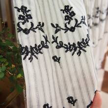 Perdea din material textil cu dungi verticale în stil american, cu flori brodate negre, 1 buc., proiectată cu bandă plisată, ideală pentru un aspect rustic scurt în bucătării, huse de dulapuri sau zone de chiuvetă. - Negru - Vizualizare 8