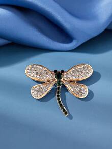 1 chiếc ghim cài hình chuồn chuồn thanh lịch, sự kết hợp giữa đá quý màu xanh ngọc lục bảo và kim cương trắng tạo nên vẻ lấp lánh rực rỡ, họa tiết cánh nhẹ nhàng che giấu sự chế tác tinh xảo, biến sức sống tự nhiên thành một tác phẩm nghệ thuật có thể đeo được, nhẹ nhàng làm nổi bật mọi trang phục. - Nhiều màu - Xem 7