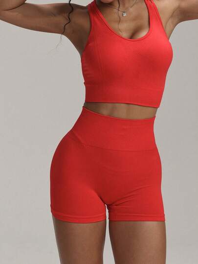 UONNOU Bộ đồ thể thao nữ 2 mảnh mùa xuân/hè - Áo tank top không đường may, có mút ngực rời, thiết kế gợi cảm hở lưng chéo, ôm sát tôn dáng, quần short cạp cao xếp ly, nâng hông, tạo dáng thon gọn eo và bụng, bộ đồ tập gym, thích hợp cho phòng tập, yoga, chạy bộ và trang phục thể thao thường ngày.