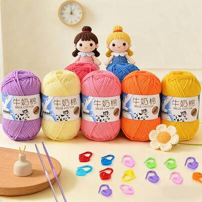 6团5股牛奶棉线套装，包含2个钩针和10个随机颜色的记号扣，可用于DIY娃娃/围巾/包包等手工编织。
