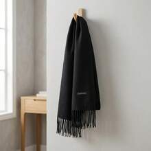 Unisex Solid Color Winter Scarf With Fringe, Classic Style. Long And Thick Faux Cashmere Scarf For Women And Men. Warm And Soft Accessory Ideal For Cold Days. Wind Protection For Daily Use And Leisure. Versatile Piece That Matches Various Autumn And Winter Looks. Available In Several Colors To Complete Your Style With Elegance And Comfort. - màu đen - Xem 3