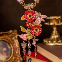 Un collier vintage de style européen et américain avec des pétales de papillon et un design de glaçure coulante, mettant en valeur le luxe. Il s'agit d'une pièce de bijouterie de mode haut de gamme, de luxe et élégante, fabriquée avec une base en alliage et des accents de pierres précieuses, convenant pour les soirées, les fêtes, le port quotidien et les cadeaux. - Multicolore - Voir 3