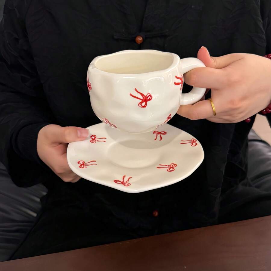 一套奢华陶瓷咖啡杯碟，经典蝴蝶结下午茶杯配小碟，陶瓷材质，高温彩绘工艺，北欧风格，简约创意，马克杯/咖啡杯/下午茶杯