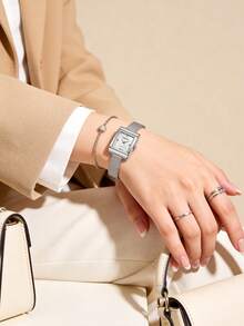 1 chiếc đồng hồ nữ thanh lịch kiểu retro, mặt vuông, vỏ bạc đánh bóng, chất liệu hợp kim cao cấp, dây đeo kim loại thời trang, phong cách tối giản duyên dáng, hoàn hảo cho trang phục thường ngày hiện đại. - Bạc - Xem 5