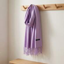 Unisex Solid Color Winter Scarf With Fringe, Classic Style. Long And Thick Faux Cashmere Scarf For Women And Men. Warm And Soft Accessory Ideal For Cold Days. Wind Protection For Daily Use And Leisure. Versatile Piece That Matches Various Autumn And Winter Looks. Available In Several Colors To Complete Your Style With Elegance And Comfort. - 紫丁香色 - 查看 3