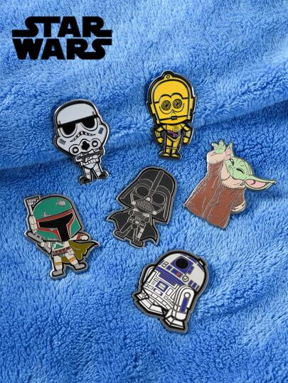 Monogram 1 قطعة شارة ملصقة مرخصة رسميًا من سلسلة النجوم C-3PO و R2-D2 وجندي العاصفة، شارة مينا جمعية كرتونية أنمي للصدر، ديكور للملابس والحقائب المدرسية، اكسسوارات DIY، هدايا للأصدقاء والعائلة في موسم العودة إلى المدرسة وأعياد الميلاد