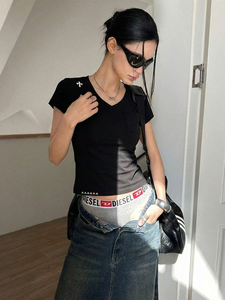 女士休闲修身刺绣V领短袖T恤，适合户外穿着