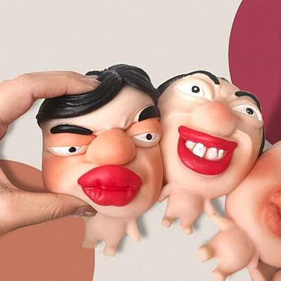 Đồ chơi hình nhân vật "Happy Meeple" sáng tạo mới năm 2026, một món đồ chơi mềm mại và vui nhộn hoàn hảo cho các bữa tiệc, quà tặng sinh nhật, phần thưởng ở trường. Được làm từ chất liệu mềm mại, có độ đàn hồi cao, có thể dùng làm vật trang trí bàn làm việc hoặc đồ chơi trêu chọc đồng nghiệp. Thích hợp cho văn phòng, nhà cửa, tiệc tùng, sinh nhật. Đồ chơi bóp.