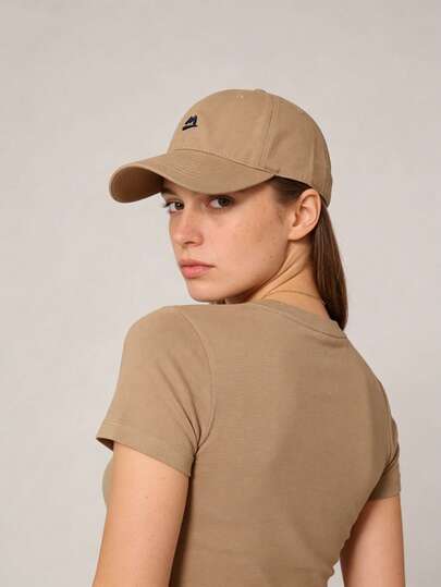 1 chiếc mũ lưỡi trai nữ kiểu dáng thường ngày, chất liệu sợi polyester, đa năng dùng được cả hàng ngày và ngoài trời.