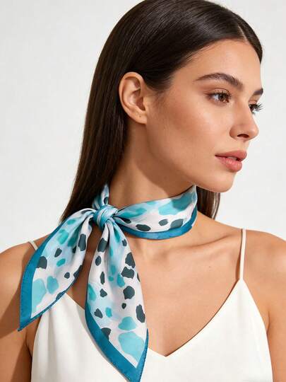 1条奢华缎面绿色豹纹方巾，四季皆宜，适合日常出行、旅行、婚礼派对等场合，男女通用，可作头巾、发带、头巾、户外防晒配饰，为您的造型增添亮点。