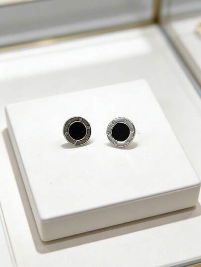 1对经典黑色圆形耳钉，适合日常佩戴