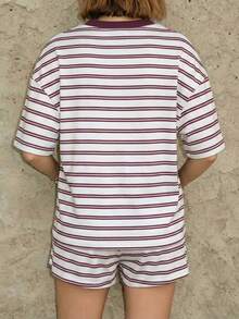2 piezas Conjunto a rayas, Camiseta holgada de hombros descubiertos + Pantalones cortos con cordón, Conjunto casual elegante de vacaciones retro americano Y2K para el verano - Burdeos - Ver 2