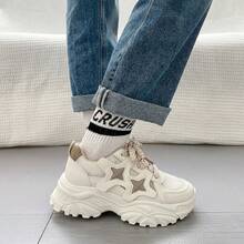 Tenis de mujer casuales y zapatillas blancas mujer tipo chunky sneakers con plataforma de suela gruesa zapatos para mujer de malla transpirable con diseño de estrellas y cordones calzado deportivo de moda cómodo ligero y antideslizante estilo urbano elegante para caminar diario tenis para mujeres modernos - Beis - Ver 3