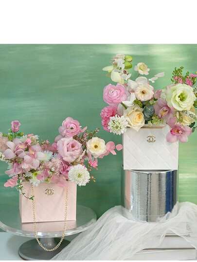 Hộp hoa cầm tay gấp gọn, hộp quà hoa hình thoi sang trọng, giải pháp đóng gói hoa tươi cao cấp với vẻ ngoài thanh lịch, cấu trúc 3D chắc chắn không bị sụp đổ, có thể gấp gọn và tiết kiệm không gian, phù hợp với hoa tươi, hoa khô, cắm hoa, hoa bảo quản, quà tặng, quà cưới, trang trí sự kiện, lý tưởng cho các dịp như Ngày Valentine, Ngày của Mẹ, sinh nhật, đám cưới, năm mới, v.v.