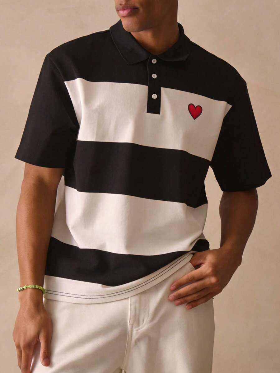 男士经典条纹短袖 Polo 衫，心形数码印花设计，休闲通勤夏季高尔夫 Polo 衫，涤纶面料，可机洗 - 彩色 - 查看 1