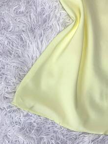 Short-Sleeved Blouse With Puff Sleeves And Bow, Size 8. Elegant Casual Style. Button Closure At The Top. - 淡黃色 - 查看 3