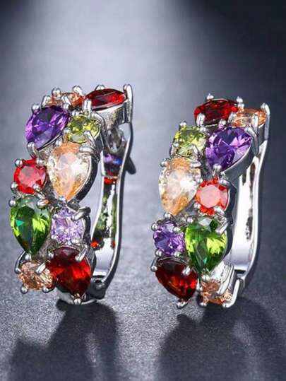 Đôi bông tai khoen tròn nhiều màu sắc thời trang và sang trọng, kết hợp với bông tai hình giọt nước đính đá Cubic Zirconia, một phụ kiện thanh lịch dành cho phái nữ đeo trong các dịp sinh nhật, ngày lễ và các buổi tụ họp.