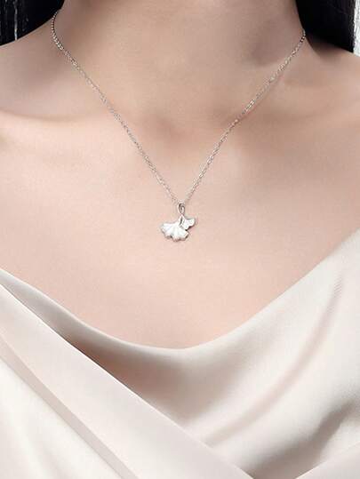 1件S925纯银时尚精致清新百搭创意镶嵌贝壳银杏叶项链，适合女士日常佩戴，礼品
