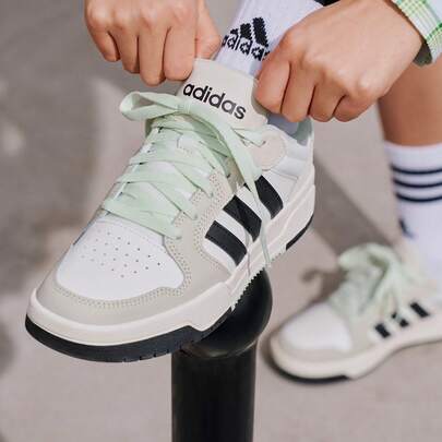 Adidas Giày thể thao phong cách bóng rổ cổ điển ENTRAP, mang hơi hướng sinh viên Mỹ.