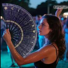 Un gran abanico plegable, el modelo loco de 13 pulgadas, presenta un diseño de cielo estrellado bohemio azul marino con detalles dorados. Está hecho de material ABS ligero y es perfecto para carnavales, eventos EDM, festivales de música, actuaciones de baile y viajes a la playa. Artículo esencial de viaje, camping - azul real - Ver 3