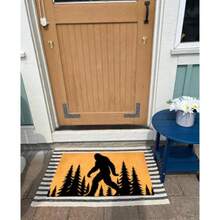 MELODADDY - Felpudo de bienvenida para puerta delantera decoración de porche con parte trasera de goma de 76 2 cm x 45 7 cm 30" x 18" alfombra española para entrada regalo novedoso (Bigfoot - Bigfoot Sasquatch Caminando en el bosque - Ver 3