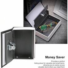 Caja fuerte oculta con forma de libro creativa, disponible en negro, rojo y azul, diseño de tamaño pequeño, se puede usar como alcancía y caja de almacenamiento. Apariencia realista de libro con un fuerte disfraz, opciones de cerradura con llave y cerradura con contraseña, almacenamiento seguro para monedas y artículos pequeños, almacenamiento oculto conveniente para el hogar y la residencia estudiantil - Cerradura de llave - Ver 1